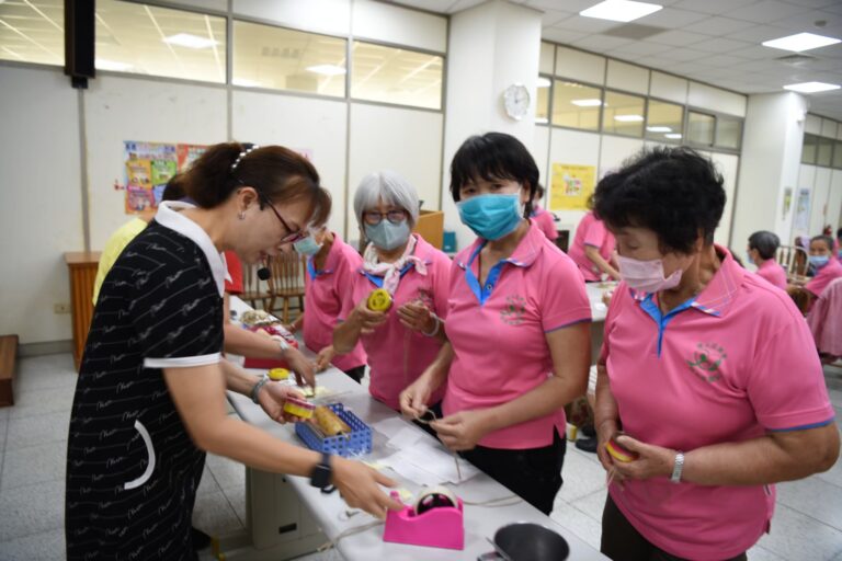 學員圍著實作製皂